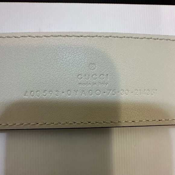 AUTHENTIC GUCCI LEATHER BELT WITH
DOUBLE G BUCKLE - Picture 4 of 10